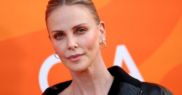 Charlize Theron: «Είναι αηδία να σου λέει κάποιος “θέλω να σου κάνω έρωτα”»