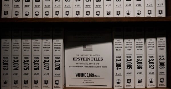 Φάκελοι Epstein: Νέα εγκατάσταση τούς δίνει τη μορφή βιβλιοθήκης γεμάτης με βιβλία