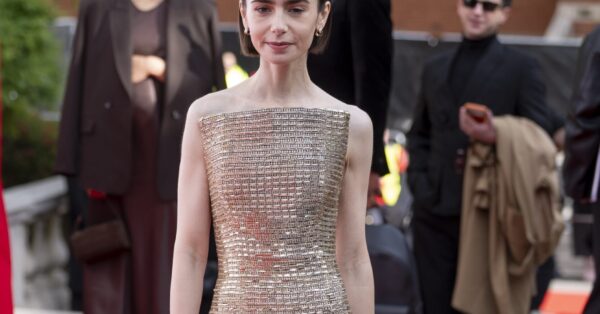Η λαμπερή εμφάνιση της Lily Collins θα μπορούσε κάλλιστα να ανήκει στην γκαρνταρόμπα της Emily Cooper