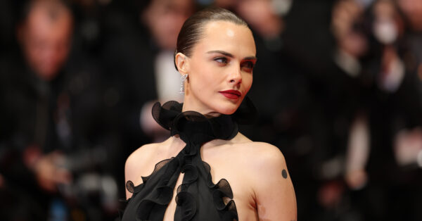 Η Cara Delevingne δηλώνει περήφανα λεσβία και εξηγεί γιατί άργησε να το πει