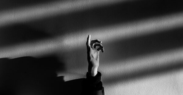 Άντρες κάνουν πρόβες για το πώς θα χτυπήσουν γυναίκες αν αρνηθούν την πρόταση γάμου