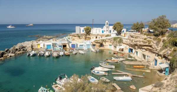 «Σύρματα»: Τα πολύχρωμα, μοναδικά αρχιτεκτονικά στοιχεία που κάνουν αμέσως αναγνωρίσιμες τη Μήλο και την Κίμωλο