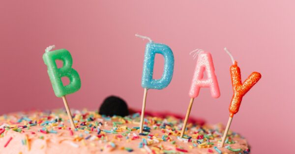 Τι είναι τα half – birthdays και γιατί ορισμένοι άνθρωποι γιορτάζουν στη μέση της γενέθλιας χρονιάς τους