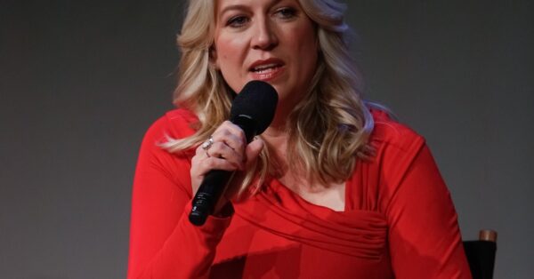Cheryl Strayed: Η συγγραφέας της «Άγριας» ανακοίνωσε τη διάγνωση του συζύγου της, του κινηματογραφιστή Brian Lindstrom, με «θανατηφόρo ασθένεια»