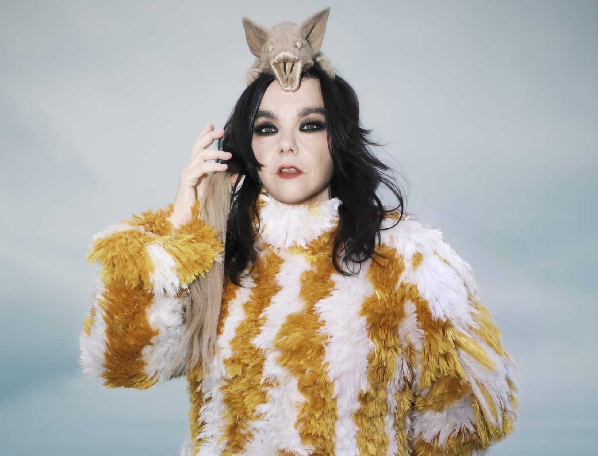 BJÖRK WEARS BOTTEGA VENETA