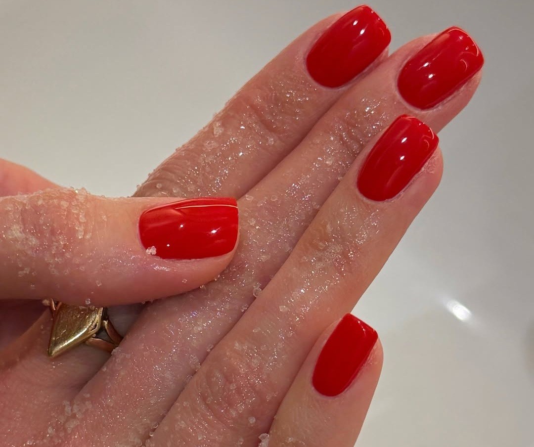 Fire red nails ❣️🍒🌶️❤️_🔥🌹All looks are @erra.gel #redna1ils #scrubshot #gelnails #nailtrends