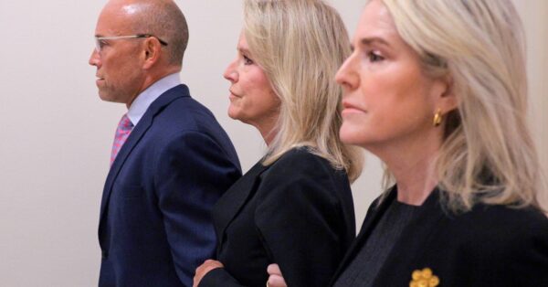 Jeffrey Epstein: Προσωπική βοηθός του αποκαλύπτει «πολλά ονό