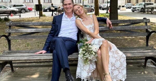 Naomi Watts: Με μια αδημοσίευτη φωτογραφία γάμου γιορτάζει τ