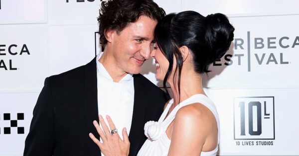 Katy Perry: Το λευκό φόρεμα που επέλεξε για την επ