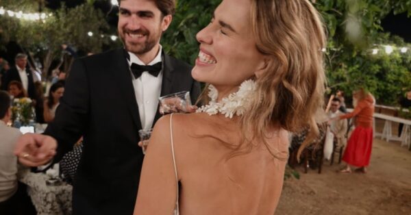 Melia Kreiling: Τα δύο διαφορετικά look που επέλεξε για την ημέρα του γάμου της