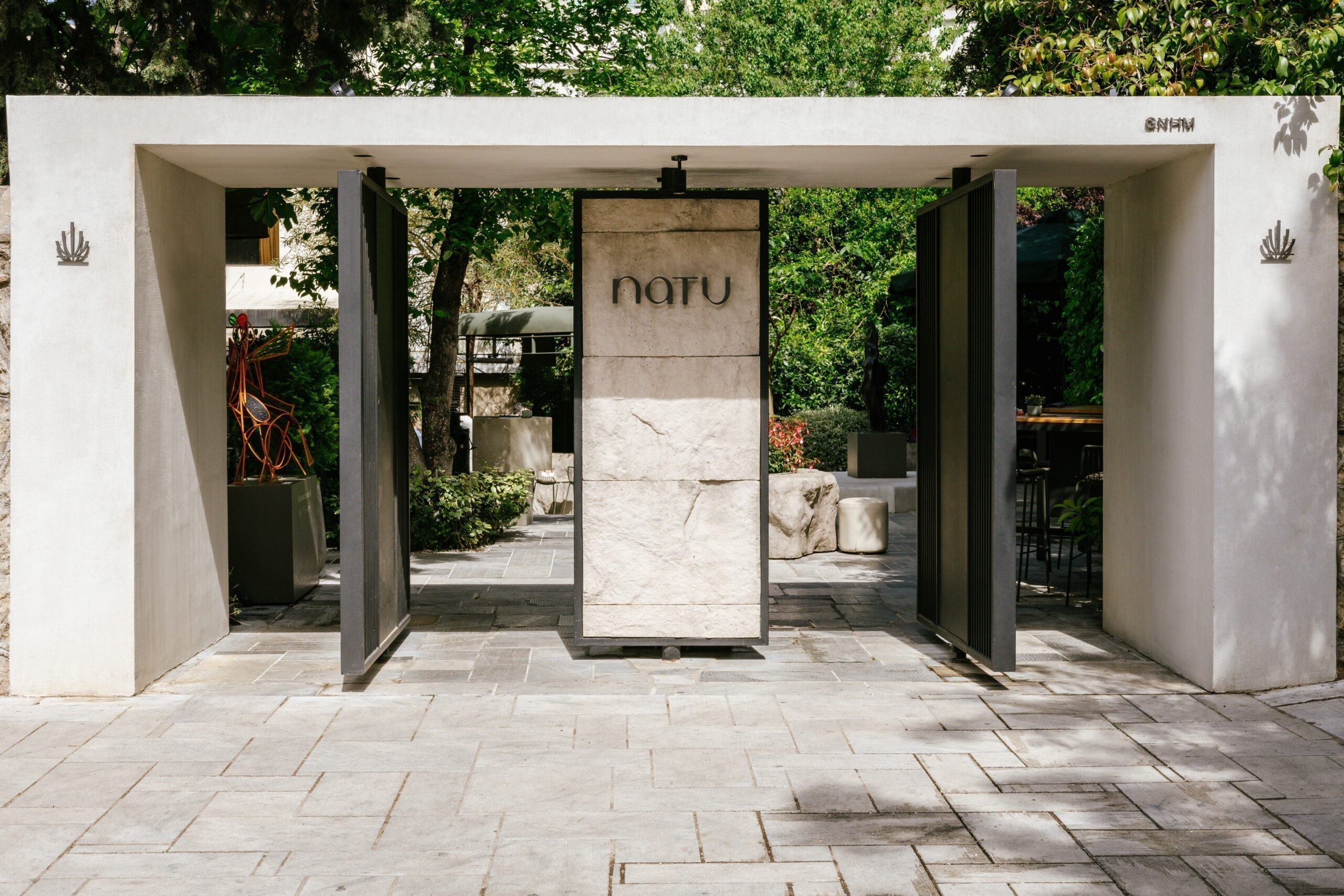 Η είσοδος του εστιατορίου