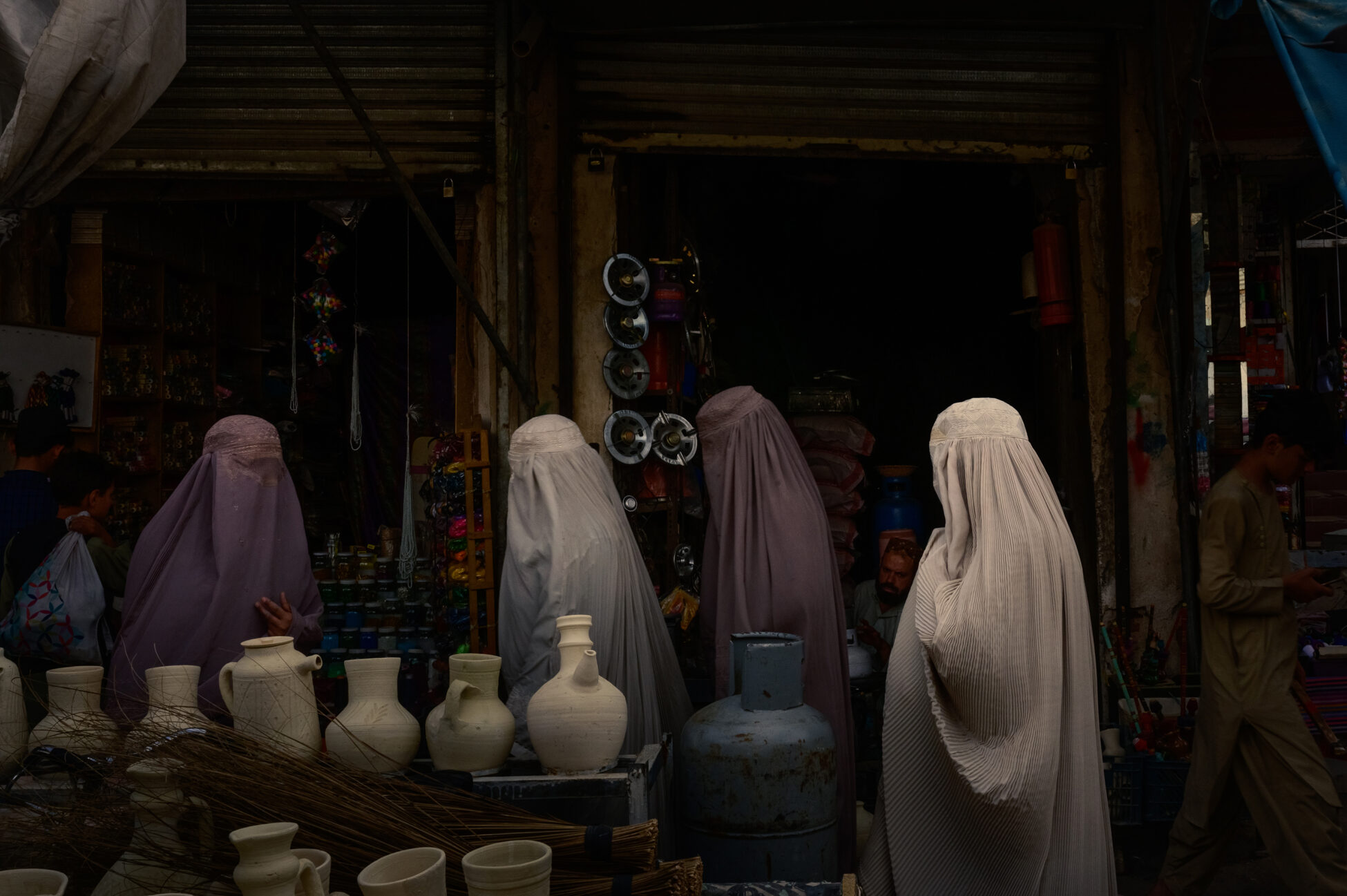 Kandahar city women walking
