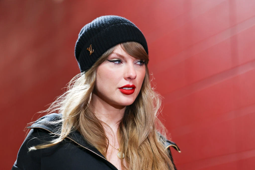 Taylor Swift: Το Louis Vuitton σύνολο που επέλεξε για την παρουσία της στο γήπεδο