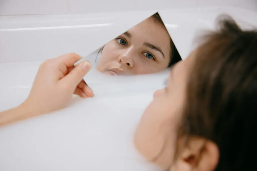 Double Cleansing: Τελικά είναι απαραίτητο να κάνουμε διπλό καθαρισμό το βράδυ;